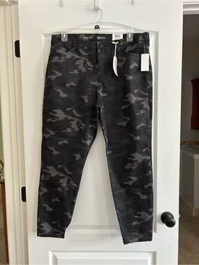 NWT New Style & Co. Black and Dark Gray Camo Skinny Jeans 18